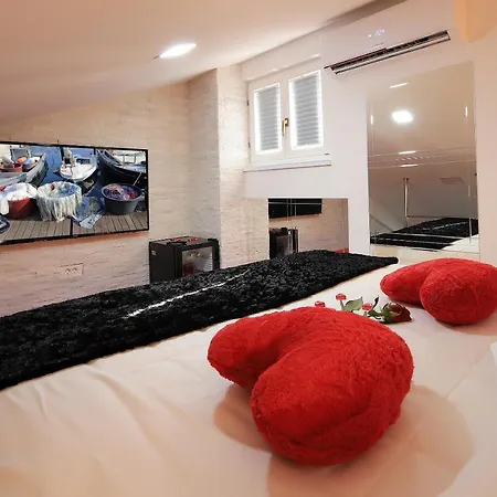 Redrose Apartment